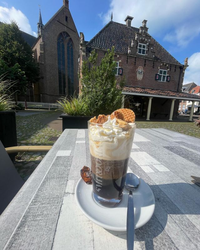 Nieuw: Koffie de Gulden leeuw, met een oer-Hollandse twist! 🤎

Met wie kom jij deze heerlijke koffie snel eens proeven? 

#specialekoffies #likeur #mooistepleinfanfryslan #genieten