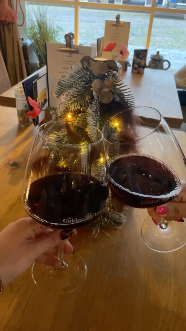 IN DE KERSTSFEREN 🎄 

Heb jij je tafeltje al gereserveerd! Beide kerstdagen geopend (m.u.v. kerstavond). 
 
✨✨✨
