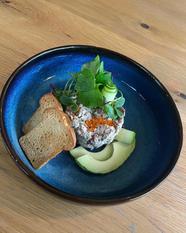 KERSTSPECIALS. 🎄🥂🫶🏻 

Naast onze eigen kaart, serveren wij ook specials. 
Hertenpaté met bessen compote en gebrande Amsterdamse ui, gerookte makreel salade met avocado en mierikswortel en een kerst dessert met fererro roomijs. ✨💛 

#christmas #dinner #uiteteninfriesland #workum